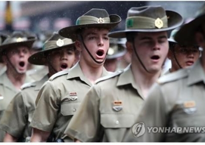 "전역 미루면 4500만원 보너스"…특단 조치 내린 '병역난' 호주 
