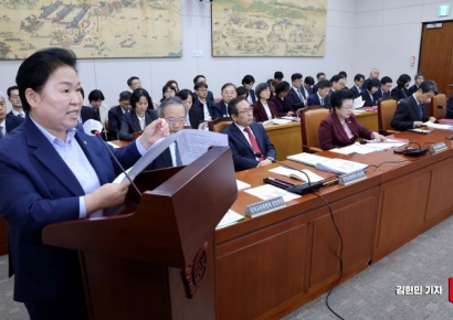 [포토] 법안소위 심사결과 보고하는 문정복 소위원장