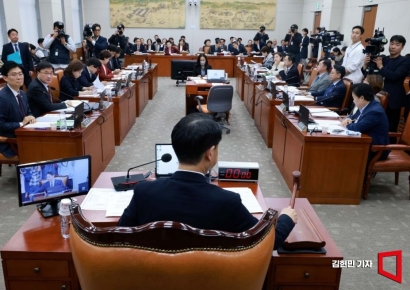 교육위 법안소위, 'AI 교과서' 교육자료 규정 법안 야당 단독 처리