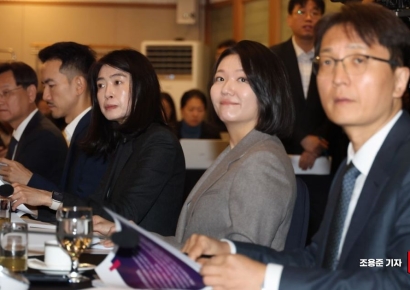 [포토] 장관 발언 듣는 플랫폼사 대표들