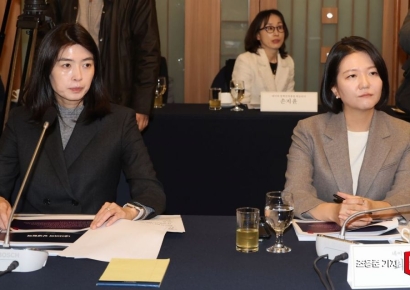 [포토] 장관 발언 듣는 정신아 카카오, 최수연 네이버 대표