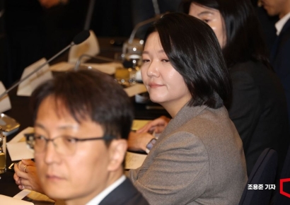 [포토] 발표 지켜보는 최수연 네이버 대표