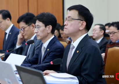 [포토] 두 눈 질끈 감은 최상목 부총리