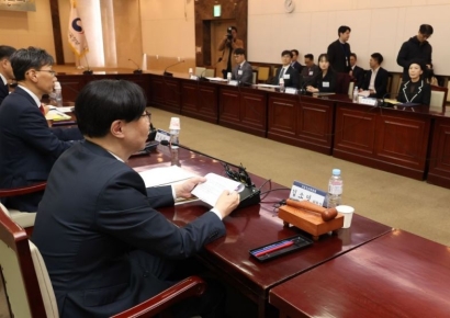 [포토] 가상자산위원회 1차 회의 주재하는 김소영 위원장