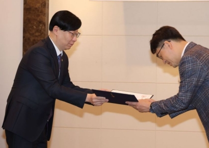 [포토] 위촉장 수여하는 김소영 위원장