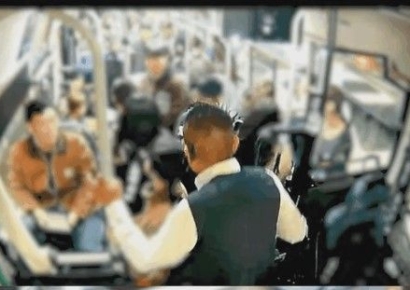 "아무도 못 나서는데"…심폐소생술로 여성 살린 버스기사