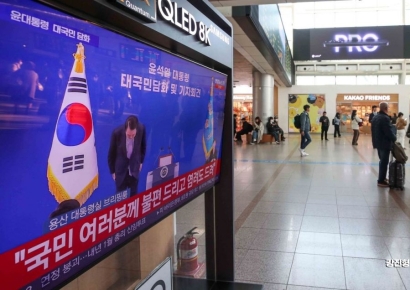 [포토] 고개숙인 윤석열 대통령