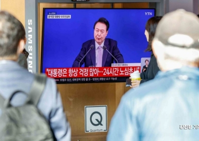 [포토] 대통령 대국민담화 지켜보는 시민들