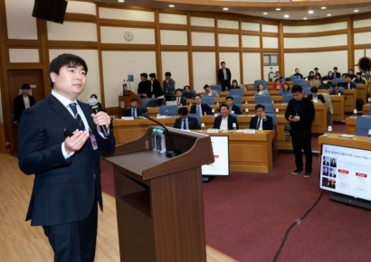 [포토] 미 대선 후 기정학적 변화와 전략 발제하는 김혁중 위원