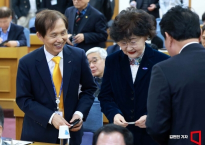 [포토] 참석자들과 인사하는 이광형 카이스트 총장과 김명자 이사장