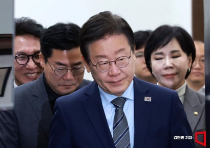 [포토] 회의실 들어서는 이재명
