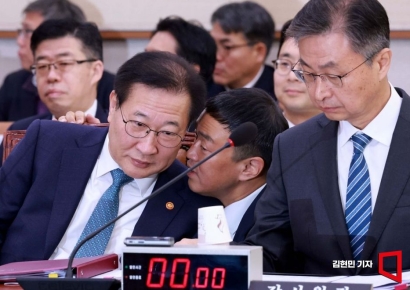 [포토] 관계자 보고받는 박성재 법무장관