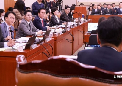 [포토] 정쳥래 위원장에게 항의하는 여당 의원들