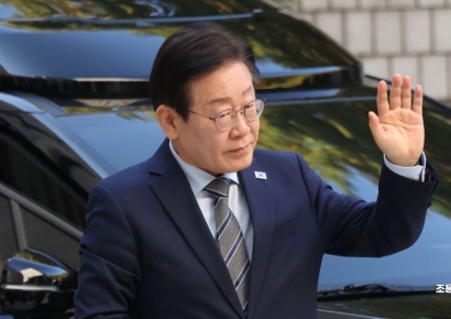 [포토] 지지자들에게 손흔드는 이재명 대표