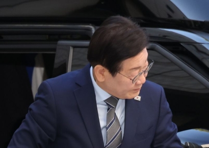 [포토] 고개숙여 인사하는 이재명 대표