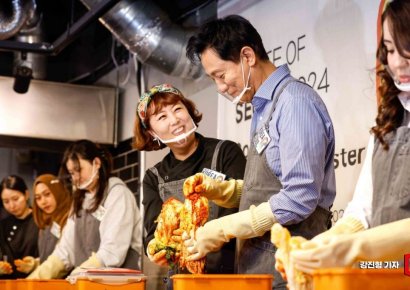 [포토] 서울식 김치 담그는 오세훈 서울시장