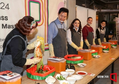 [포토] 요리연구가 홍신애에게 배우는 '서울식 김치'