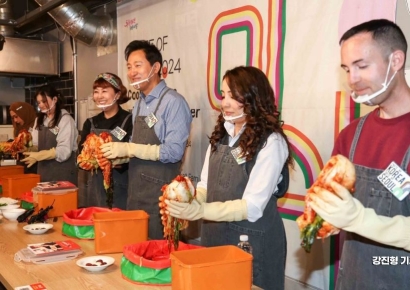 [포토] 서울식 김치 선보이는 오세훈 서울시장과 외국인들