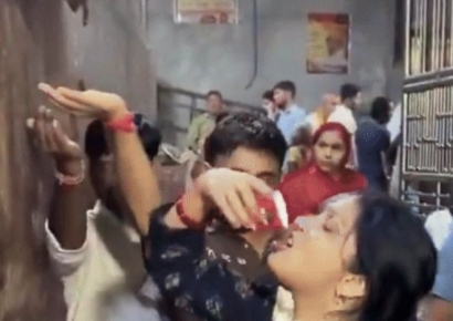 축복받으려고 줄 서서 마신 성수…알고 보니 '에어컨 배수관 물'