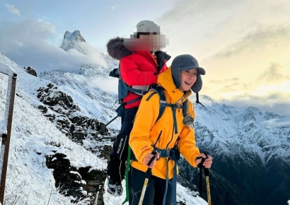 배우 이시영, 6살 아들 업고 히말라야 정상 정복