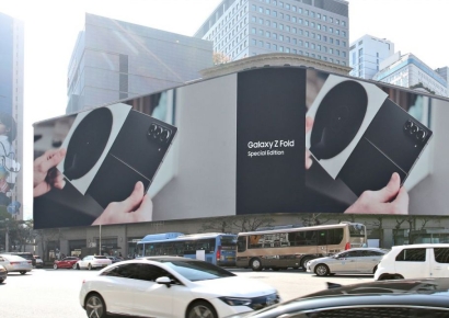 삼성전자, 신세계 명동 본점서 '갤럭시 Z폴드 SE' 옥외광고