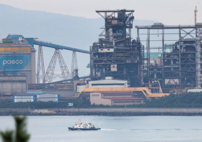 포스코 포항제철소 화재 5시간 만에 '완진'…근무자 1명 부상