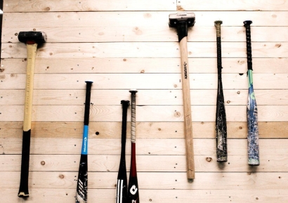 도끼로, 망치로 분노 표출…'트럼프'를 부수는 사람들