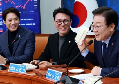 [포토] 이재명 대표 '오늘은 가래떡 데이'