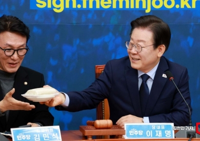 [포토] 이재명 대표 '오늘은 가래떡 먹는날'
