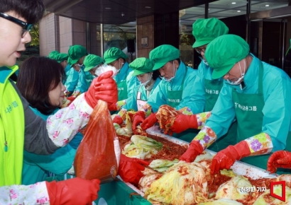 [포토] 김장하는 하나금융그룹 함영주 회장과 임직원