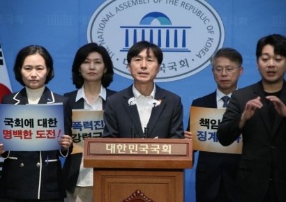 집회서 목덜미 잡히고 옷 찢긴 국회의원…野5당 “국민에 대한 도전”(종합2보)