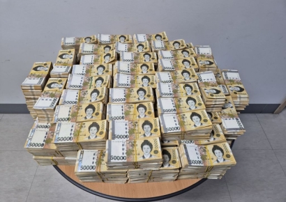 도박판 압수 현금 3억원 빼돌린 경찰관, 재판행