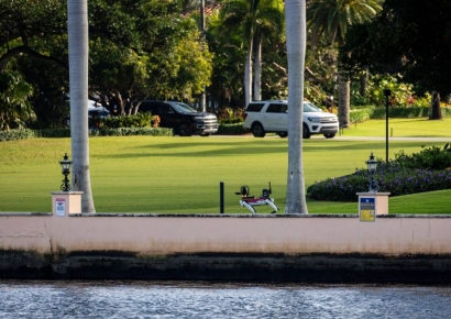 '위풍당당' 트럼프 자택 지키는 로봇개…현대차 작품이었다