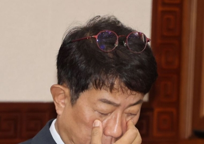 [포토] 회의 전 휴대폰 보는 박상우 장관