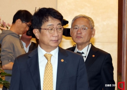 [포토] 회의 참석하는 박상우, 유인촌 장관