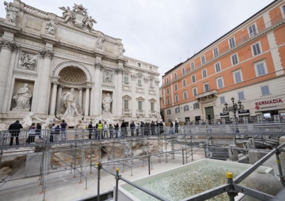 트레비분수 보행로 인기몰이…동전 던졌다간 7만5000원 벌금