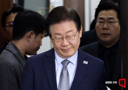 [포토] 회의실 들어서는 이재명