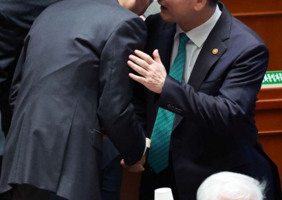 [포토] 대화하는 국방장관과 경찰청장