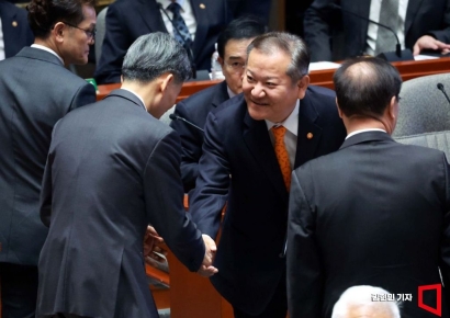 [포토] 경찰청장과 악수하는 이상민 장관