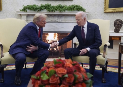 트럼프·바이든, '정권인수' 2시간 회동…"화기애애"