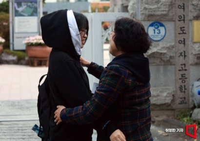 [포토] 수능일, 엄마의 격려