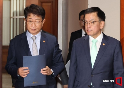 [포토] 경제관계장관회의 참석하는 최상목 부총리와 박상우 장관