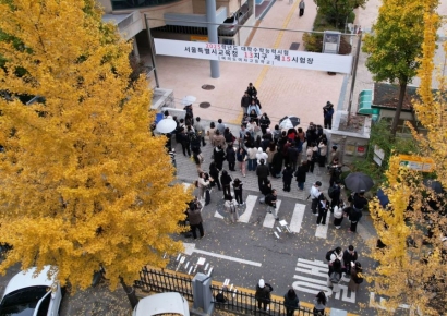 "'아파트'는 금지곡에 비행기도 안떠"…외신이 본 'Suneung' 풍경