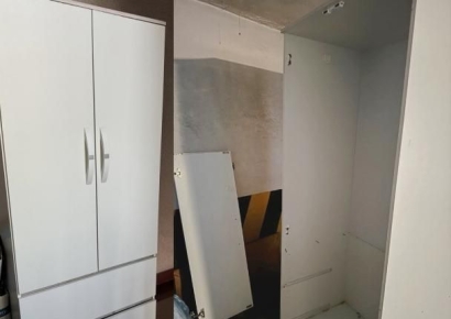 "무료나눔 옷장 가져간다던 커플, 다 부수고 주차장에 버리고 가"