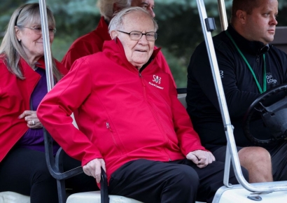 애플 팔아 현금 쌓는 버핏이 최근 산 주식은 ‘이것’