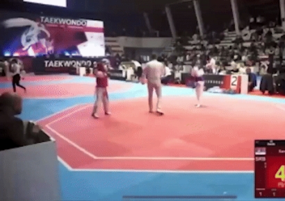 진정시키려고 뺨을 때려?…8살 태권소녀 때린 아버지 '뭇매'