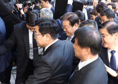 [포토] 1심 선고 공판 출석하는 이재명 대표
