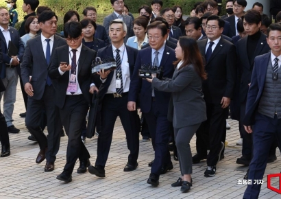 [포토] 의원들에 둘러쌓여 법정 나서는 이재명 대표