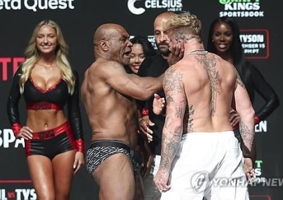 19년만에 복귀전 앞둔 타이슨, 상대 선수 뺨 때리며 도발