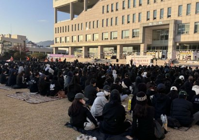 [르포]"독단적 남녀공학 전환 반대"…검은 옷 입은 성신여대 학생들